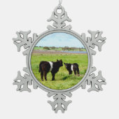 ベビーはこの国でガロウェイ牛を食べた スノーフレークピューターオーナメント (正面)