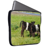 ベビーはこの国でガロウェイ牛を食べた ラップトップスリーブ (正面右)