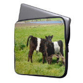 ベビーはこの国でガロウェイ牛を食べた ラップトップスリーブ (正面左)