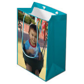 ベビーはパーソナライズな写真の誕生日をからかいます ミディアムペーパーバッグ (正面アングル)