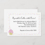 ベビーはピンクのカップケーキとシャワーの招待状を振りかけます 招待状 (正面/裏面)