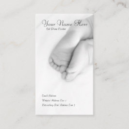 ベビーはプロフィールカードをつま先で触ます 名刺