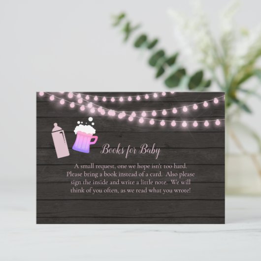 ベビーはベビーのためのピンクの赤ちゃんシャワー本を醸造している エンクロージャーカード (スタンド正面)
