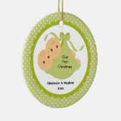 ベビーはベビーの初めてのクリスマスのオーナメントを結び付けます セラミックオーナメント (右)