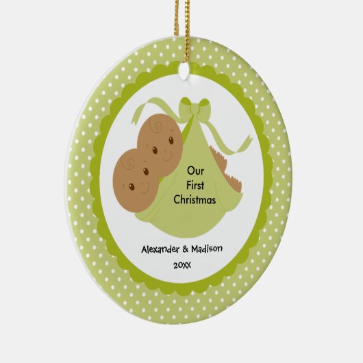 ベビーはベビーの初めてのクリスマスのオーナメントを結び付けます セラミックオーナメント (右)