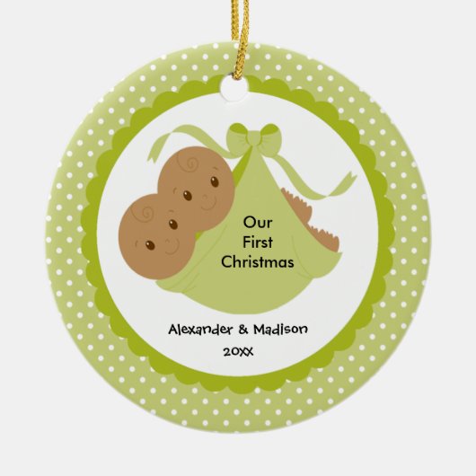 ベビーはベビーの初めてのクリスマスのオーナメントを結び付けます セラミックオーナメント (正面)