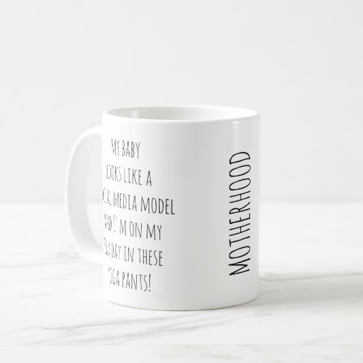 ベビーはモデル、第3日のヨガのズボンのお母さんのように見えます コーヒーマグカップ (正面左)
