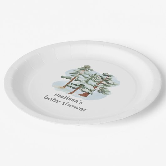 ベビーは冬の森の外で寒い ペーパープレート (アングル)