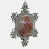 ベビーは女の子の第1クリスマスの雪片のオーナメントをつま先で触ます スノーフレークピューターオーナメント (左)