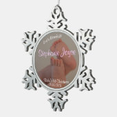 ベビーは女の子の第1クリスマスの雪片のオーナメントをつま先で触ます スノーフレークピューターオーナメント (右)