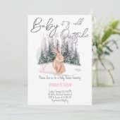 ベビーは寒い外の冬のバニーの赤ちゃんシャワー 招待状 (スタンド正面)