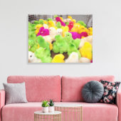 ベビーは染料で着色された市場でペンの中で雛を揚げる キャンバスプリント (インサイチュ (リビング))