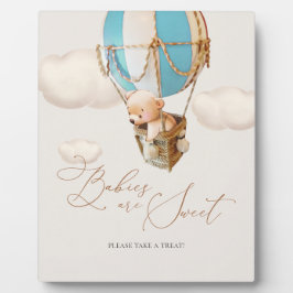 ベビーは甘いクマのおごり風船を取って フォトプラーク