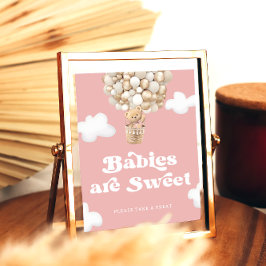 ベビーは甘いクマの風船を楽しんで ポスター