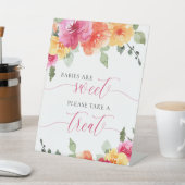 ベビーは甘いピンクの桃のフローラ赤ちゃんシャワー 台座サイン (インサイチュ)