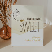 "ベビーは甘い"のまわりに赤ちゃんシャワーの好意 台座サイン