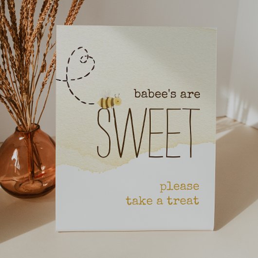 "ベビーは甘い"のまわりに赤ちゃんシャワーの好意 台座サイン