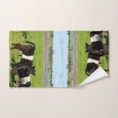 ベビーは田舎のガロウェイ牛を食べた ハンドタオル (ハンドタオル)