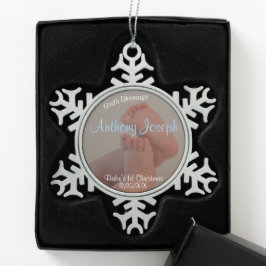 ベビーは男の子の第1クリスマスの雪片のオーナメントをつま先で触ます スノーフレークピューターオーナメント