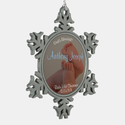 ベビーは男の子の第1クリスマスの雪片のオーナメントをつま先で触ます スノーフレークピューターオーナメント (左)