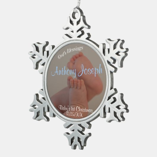 ベビーは男の子の第1クリスマスの雪片のオーナメントをつま先で触ます スノーフレークピューターオーナメント (右)