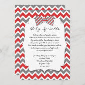 ベビーは赤い灰色のちょうネクタイのベビーシャワーを振りかけます 招待状 (正面/裏面)