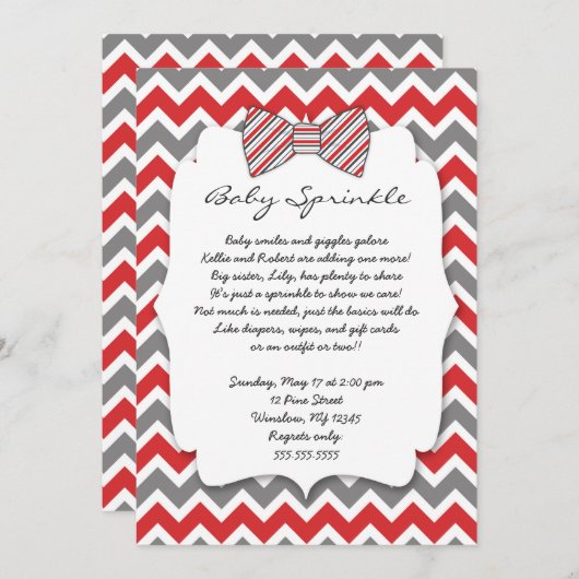 ベビーは赤い灰色のちょうネクタイのベビーシャワーを振りかけます 招待状 (正面/裏面)
