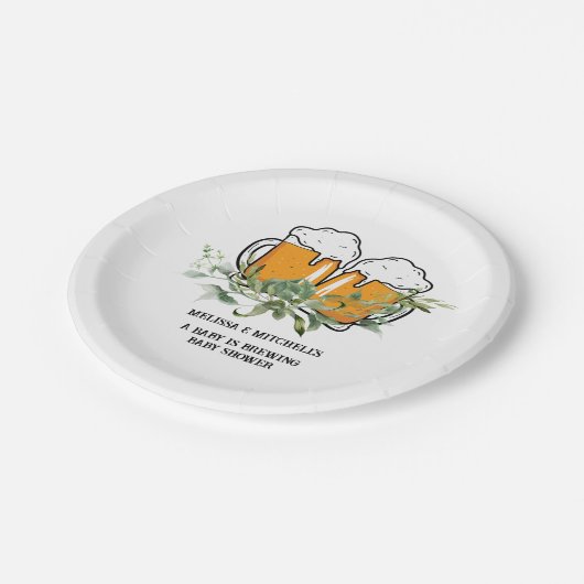 ベビーは赤ちゃんシャワーのデザートを醸造している ペーパープレート (アングル)