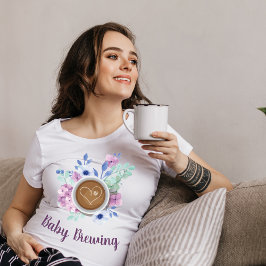 ベビーは赤ちゃんシャワーママを醸造している Tシャツ