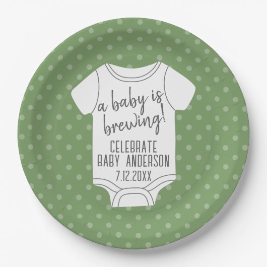 ベビーは醸造されている – カップルのシャワー – 緑 ペーパープレート (正面)
