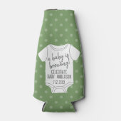 ベビーは醸造されている – カップルのシャワー – 緑 ボトルクーラー (正面)