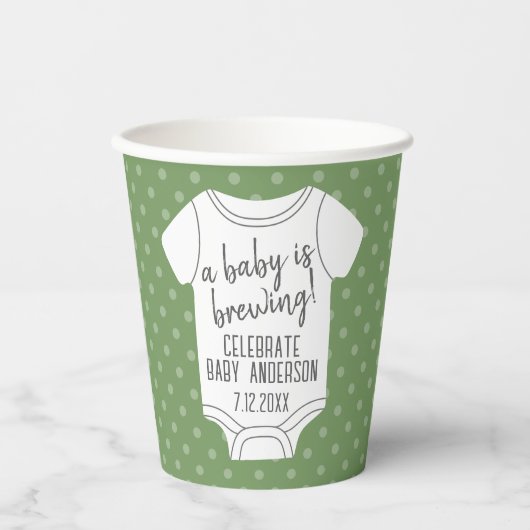 ベビーは醸造されている – カップルのシャワー – 緑 紙コップ (正面)
