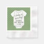 ベビーは醸造されている – カップルのシャワー – 緑 縁ありカクテルナプキン (正面)