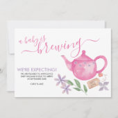 ベビーは醸造だ |かわいいピンクのティーポット妊娠 案内状 (正面)