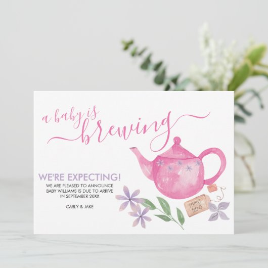 ベビーは醸造だ |かわいいピンクのティーポット妊娠 案内状 (スタンド正面)