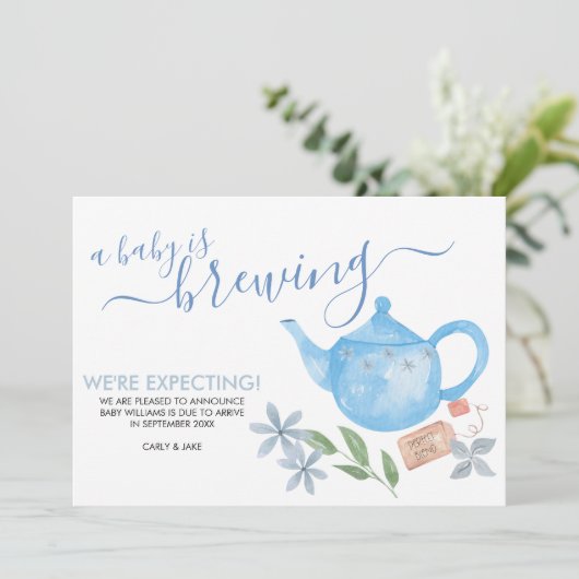ベビーは醸造だ |かわいい青いティーポット妊娠 案内状 (スタンド正面)