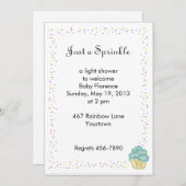 ベビーは青いカップケーキとシャワーの招待を振りかけます 招待状 (正面/裏面)