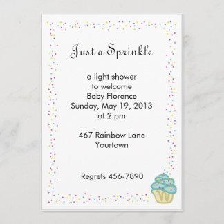 ベビーは青いカップケーキとシャワーの招待を振りかけます 招待状