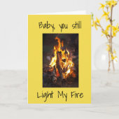 *ベビーは、今でも私の火/私の人生*記念日を照らし続けます。 カード (黄色い花)
