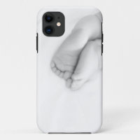 ベビーはiPhoneの場合をつま先で触ます