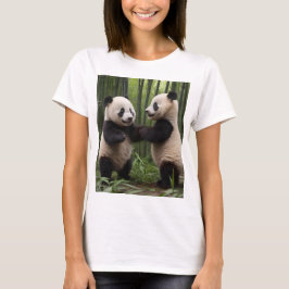 ベビーよくはしゃぐパンダの竹林Tシャツ Tシャツ
