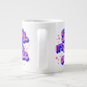 ベビーよくはしゃぐ、冬の外は寒いデザイン ジャンボコーヒーマグカップ (裏面)