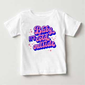 ベビーよくはしゃぐ、冬の外は寒いデザイン ベビーTシャツ