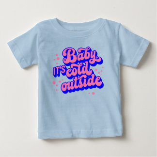 ベビーよくはしゃぐ、冬の外は寒いデザイン ベビーTシャツ