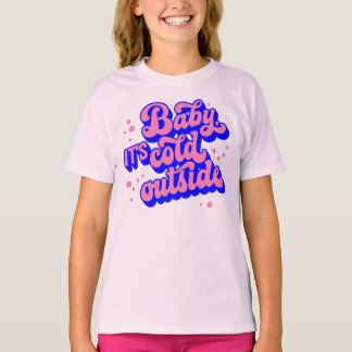 ベビーよくはしゃぐ、冬の外は寒いデザイン Tシャツ