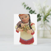 ベビーを持つメスの赤いインディアンの人形 ポストカード (スタンド正面)