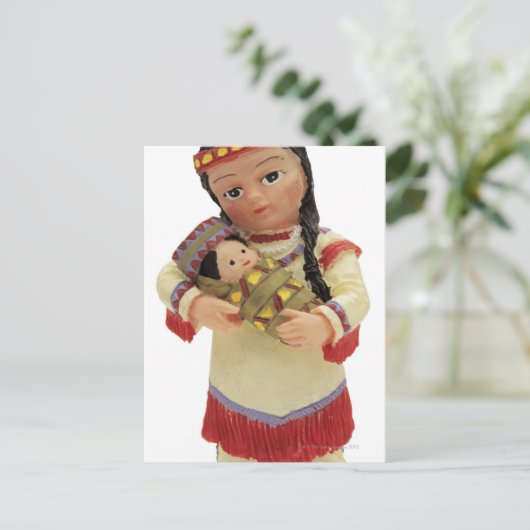 ベビーを持つメスの赤いインディアンの人形 ポストカード (スタンド正面)