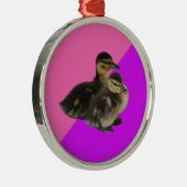 ベビーアヒルのピンクのラズベリーと紫のソベット メタルオーナメント (右)