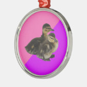 ベビーアヒルのピンクのラズベリーと紫のソベット メタルオーナメント (左)