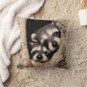 ベビーアライグマが木から覗き込む クッション (ブランケット)